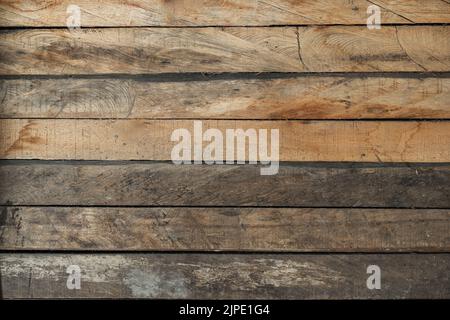 vista dettagliata di legno arancione tavola sfondo. muro di una casa a basso reddito. texture per la porta o il muro di una cabina forestale. cabinetmaking concetto. legno pla Foto Stock