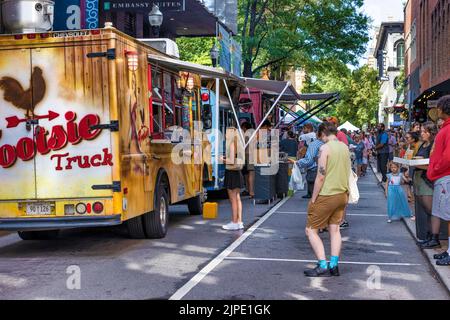 Knoxville, Tennessee, USA - Autust 8, 2022: Persone durante il mercato degli agricoltori ottenere cibo da camion alimentari. Foto Stock