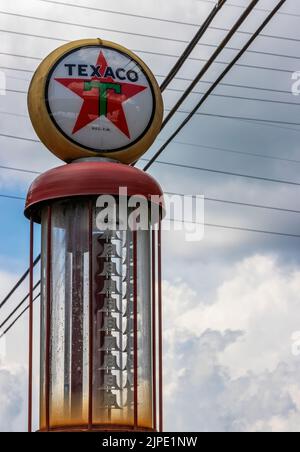 Knoxville, Tennessee, USA - Augusts 6, 2022: Primo piano di una vecchia pompa a gas in una vecchia stazione di rifornimento Foto Stock