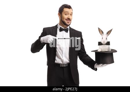 Mago che esegue un trucco con un cappello e un coniglio isolato su sfondo bianco Foto Stock