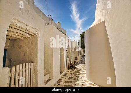 Una catena di piccole case belle nel villaggio tradizionale di Kastro a Sikinos, Grecia Foto Stock