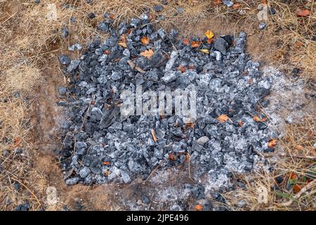 Slough, Berkshire, Regno Unito. 17th agosto, 2022. I resti di un altro barbecue vicino al fiume Jubilee a Slough. I vigili del fuoco hanno messo in guardia le persone in merito agli incendi, poiché la campagna rimane più asciutta dopo le settimane senza pioggia e senza due onde di calore. Credit: Maureen McLean/Alamy Live News Foto Stock