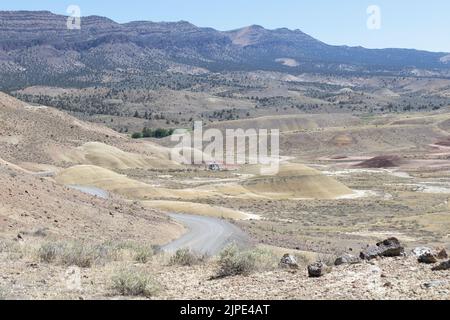 Vista dalla cima del Carroll Rim Trail a Painted Hills al John Day Fossil Beds National Monument nell'Oregon orientale, USA. Foto Stock