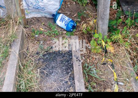 Slough, Berkshire, Regno Unito. 17th agosto, 2022. I resti di un altro barbecue vicino al fiume Jubilee a Slough. I vigili del fuoco hanno messo in guardia le persone in merito agli incendi, poiché la campagna rimane più asciutta dopo le settimane senza pioggia e senza due onde di calore. Credit: Maureen McLean/Alamy Live News Foto Stock