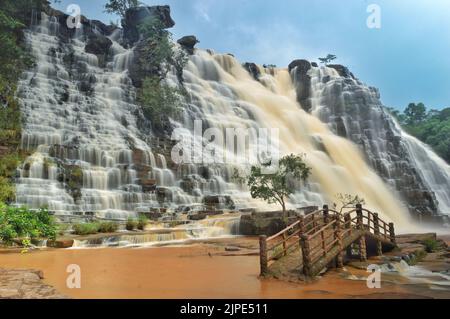 La splendida vista delle cascate di Tirathgarh nel Parco Nazionale della Valle di Kanger. Bastar, Chhattisgarh, India. Foto Stock