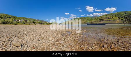 Immagine panoramica sul Reno semi-essiccato con chiatta nel canale di navigazione Foto Stock