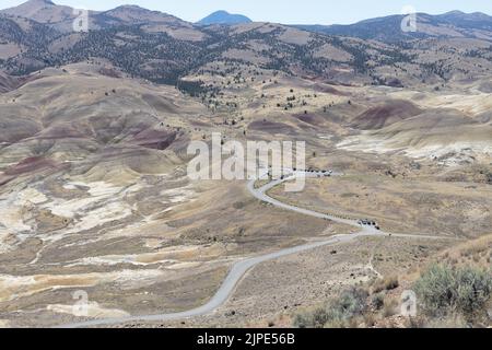 Vista dalla cima del Carroll Rim Trail a Painted Hills al John Day Fossil Beds National Monument nell'Oregon orientale, USA. Foto Stock