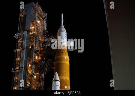 Florida, Stati Uniti. 16th ago, 2022. Artemis: La NASA prepara il razzo gigante della Luna per il volo da fanciulla. . Il razzo Space Launch System (SLS) della NASA con la navicella spaziale Orion a bordo viene visto in cima a un lanciatore mobile mentre il braccio di accesso dell'equipaggio viene spostato in posizione per essere lanciato nel Launch Pad 39B, 16 AGOSTO 2022, al Kennedy Space Center della NASA in Florida. La missione Artemis i della NASA è il primo test integrato dei sistemi di esplorazione dello spazio profondo dell’agenzia: La navicella spaziale Orion, il razzo SLS e i sistemi di supporto a terra. 16 Agosto 2022 Credit: NASA/Joel Kowsky / Alamy Live News via Digitaleye Credit: J Marshall - Tribale Foto Stock