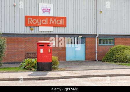 Newcastle-under-Lyme, Staffordshire-regno unito Agosto, 14, 2022 logo della posta reale e punto di servizio clienti, al newcastle under lyme consegna Foto Stock