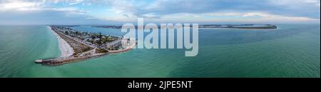 Panorama dei droni sulla spiaggia di Pass-a-Grille a Treasure Island e nell'area di Pine Key a San Pietroburgo in Florida durante il tramonto Foto Stock