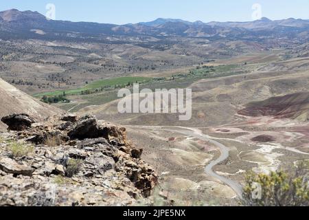 Vista dalla cima del Carroll Rim Trail a Painted Hills al John Day Fossil Beds National Monument nell'Oregon orientale, USA. Foto Stock