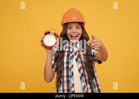 scadenza prorogata. mattina presto. giorno dei lavoratori. carriera futura. stupito teen girl tenere sveglia. Foto Stock