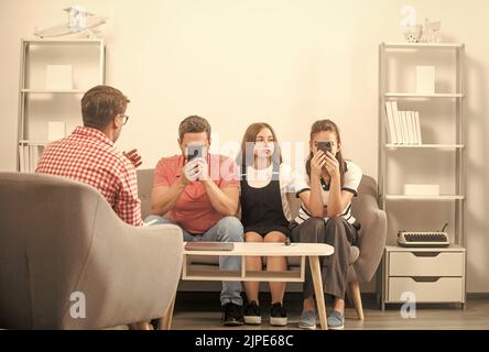 padre madre e bambino alla sessione psicologa. terapia familiare. genitori con bambino Foto Stock