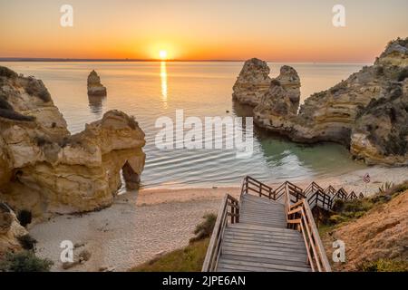 Praia do Camilo spiaggia all'alba vicino a Lagos città, Portogallo. Foto Stock