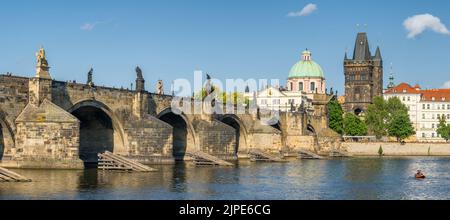 Ponte Carlo in giornata di sole a Praga, Repubblica Ceca. Foto Stock
