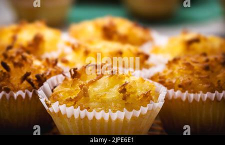 Queijadinha o queijada, dolce al forno da una panetteria tradizionale e pasticceria dal Brasile e Portogallo, a base di uova, formaggio o cocco, un Foto Stock