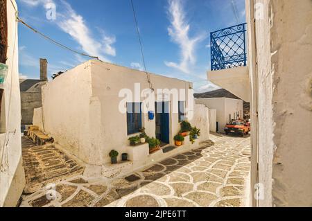 Una piccola casa bella nel villaggio tradizionale di Kastro in Sikinos, Grecia Foto Stock