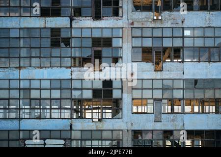 Facciata in vetro rotto vecchio, industriale, abbandonato fabbrica edificio Foto Stock