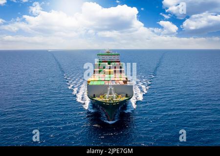 Vista frontale aerea di una nave da carico con container caricato Foto Stock