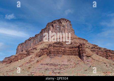 Una montagna erodente di arenaria, con vegetazione alle altitudini più basse, contro un cielo blu brillante nel Parco Nazionale di Arches, Moab, Utah, USA Foto Stock