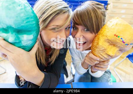 Studenti adolescenti, amici d'arte. Gli studenti d'arte si rivelano da dietro le loro maschere. Da una serie di immagini correlate. Foto Stock