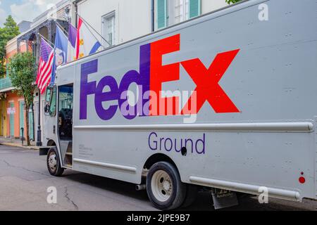 NEW ORLEANS, LA, USA - 14 AGOSTO 2022: Vista laterale completa del furgone FedEx che effettua una consegna in Chartres Street, nel quartiere francese Foto Stock