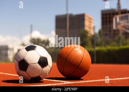 Set di attrezzature sportive, calcio e palline da basket Foto Stock