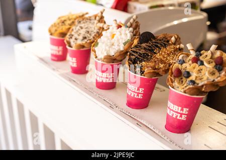 Cialde cinesi di Hong Kong con gelato, marmellata e frutta. Deliziosa bolla. Foto Stock