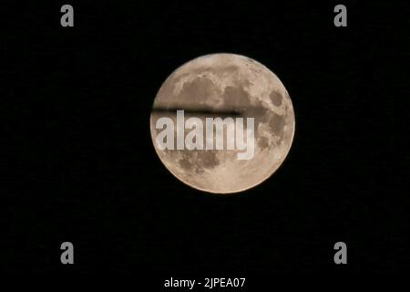 Londra, Regno Unito. 11th ago, 2022. La Luna piena di Agosto, conosciuta anche come la Luna Sturgeon, è vista a Londra. (Credit Image: © Dinendra Haria/SOPA Images via ZUMA Press Wire) Foto Stock
