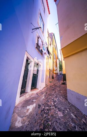 Lisbona, Portogallo, stretta strada nella parte vecchia della città, Alfama Foto Stock