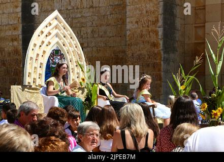 Villaggio festa regine su un galleggiante durante le celebrazioni per l'Assunzione della Vergine Maria 15 agosto 2022 Lantadilla Palencia Spagna Foto Stock