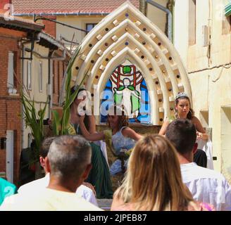 Villaggio festa regine su un galleggiante durante le celebrazioni per l'Assunzione della Vergine Maria 15 agosto 2022 Lantadilla Palencia Spagna Foto Stock