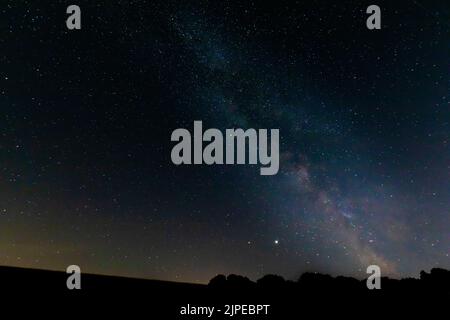 Incantevole vista della Via Lattea nel cielo stellato di notte Foto Stock