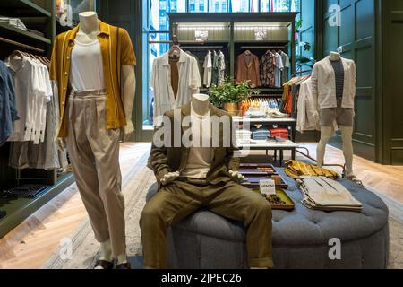 Todd Snyder Store nel Channel Gardens Shopping Plaza, Rockefeller Center, 2022, USA Foto Stock