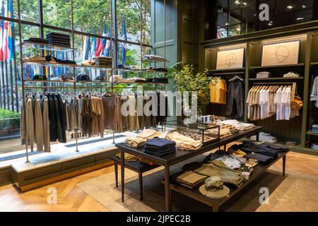 Todd Snyder Store nel Channel Gardens Shopping Plaza, Rockefeller Center, 2022, USA Foto Stock