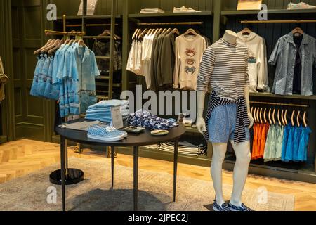 Todd Snyder Store nel Channel Gardens Shopping Plaza, Rockefeller Center, 2022, USA Foto Stock