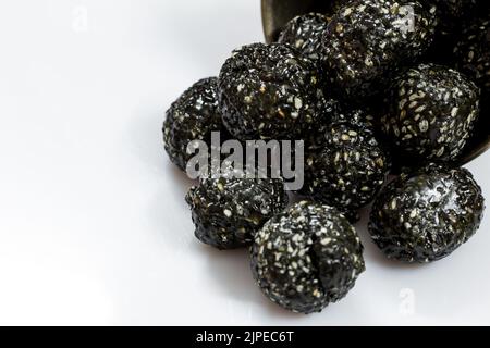 Il sesamo laddu nero (noto anche come eli urundai in lingua tamil) è fatto di semi di sesamo e di germogli Foto Stock