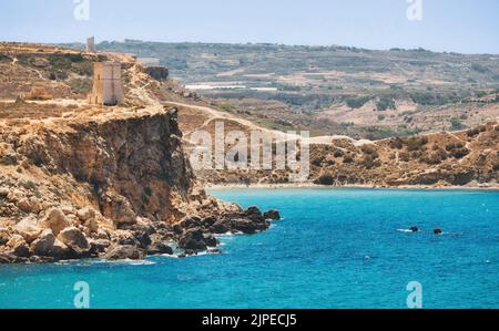 Una vista della scogliera e della Torre Ghajn Tuffieha dalla Baia d'Oro a Mellieha, Malta Foto Stock