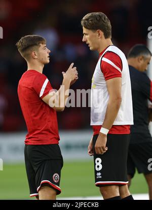 Sheffield, Inghilterra, 17th agosto 2022. James McAtee di Sheffield Utd (L) parla con Sander Berge di Sheffield Utd durante il warm up durante la partita del campionato Sky Bet a Bramall Lane, Sheffield. Il credito dell'immagine dovrebbe essere: Darren Staples / Sportimage Credit: Sportimage/Alamy Live News Foto Stock