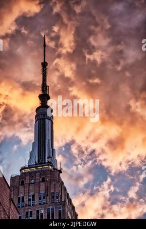 Nuvole rosa al tramonto sull'Empire state Building, NYC, 2022, USA Foto Stock