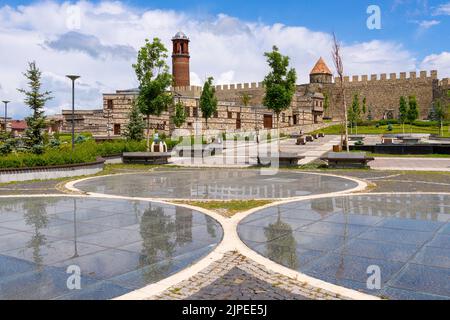 Vista sulle antiche mura della città e sul forte di Erzurum, Turchia orientale Foto Stock