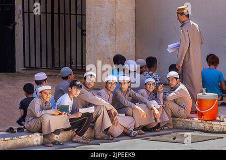 Studenti di libro sacro di Corano nel cortile della moschea di Sanliurfa, Turchia Foto Stock