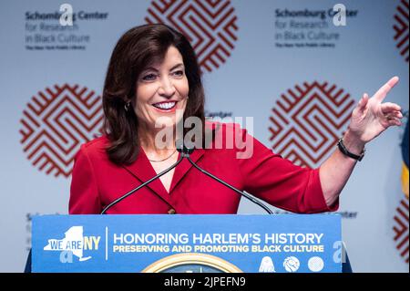 New York, Stati Uniti. 17th ago, 2022. Il governatore dello stato di New York Kathy Hochul (D) ha parlato ad un evento per annunciare una sovvenzione di otto milioni di dollari per rinnovare il Centro di ricerca per la cultura nera di Schomburg. Credit: SOPA Images Limited/Alamy Live News Foto Stock