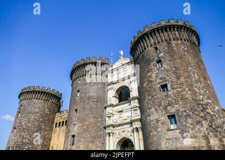 Castel nuovo, maschio Angioino, castello medievale da un angolo basso Foto Stock