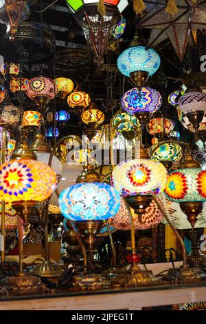 Lanterne arabe nel negozio del mercato di Alcaicería (antico mercato arabo vicino alla Cattedrale) a Granada, Andalusia, Spagna Foto Stock