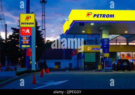 Bucarest, Romania - 22 giugno 2022: Una stazione di servizio Petrom è visto di notte a Bucarest Editorial stock foto - immagine stock Foto Stock