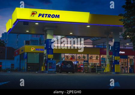 Bucarest, Romania - 22 giugno 2022: Una stazione di servizio Petrom è visto di notte a Bucarest Editorial stock foto - immagine stock Foto Stock