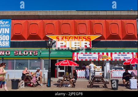 Persone che si godono un drink fuori dal molo di Skegness in una calda giornata di sole a Skegness Foto Stock