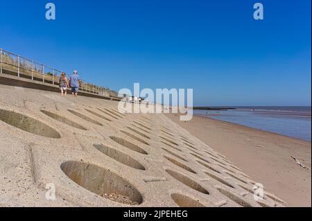 Moderne difese marine lungo la spiaggia sulla costa di Skegness Foto Stock