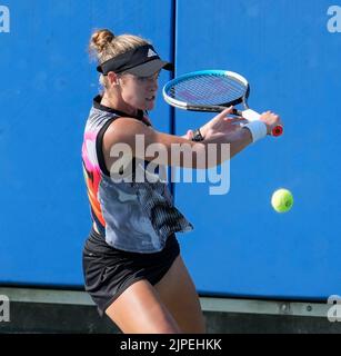 Mason, Ohio, Stati Uniti. 15 agosto 2022: Catherine McNally (USA) ha sconfitto Aliaksandra Sasnovich (RUS) 6-3, 3-6, 7-6, al Western & Southern Open suonando al Lindner Family Tennis Center di Cincinnati, Ohio. © Leslie Billman/Tennisclix/CSM Credit: CAL Sport Media/Alamy Live News Foto Stock